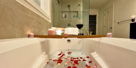 Shower, eco-friendly toiletries, hair dryer, towels. Perfect Family Getaway! Minutes from Attractions!