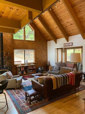 Una Smart TV, una chimenea, un futbolín, una mesa de tenis de mesa