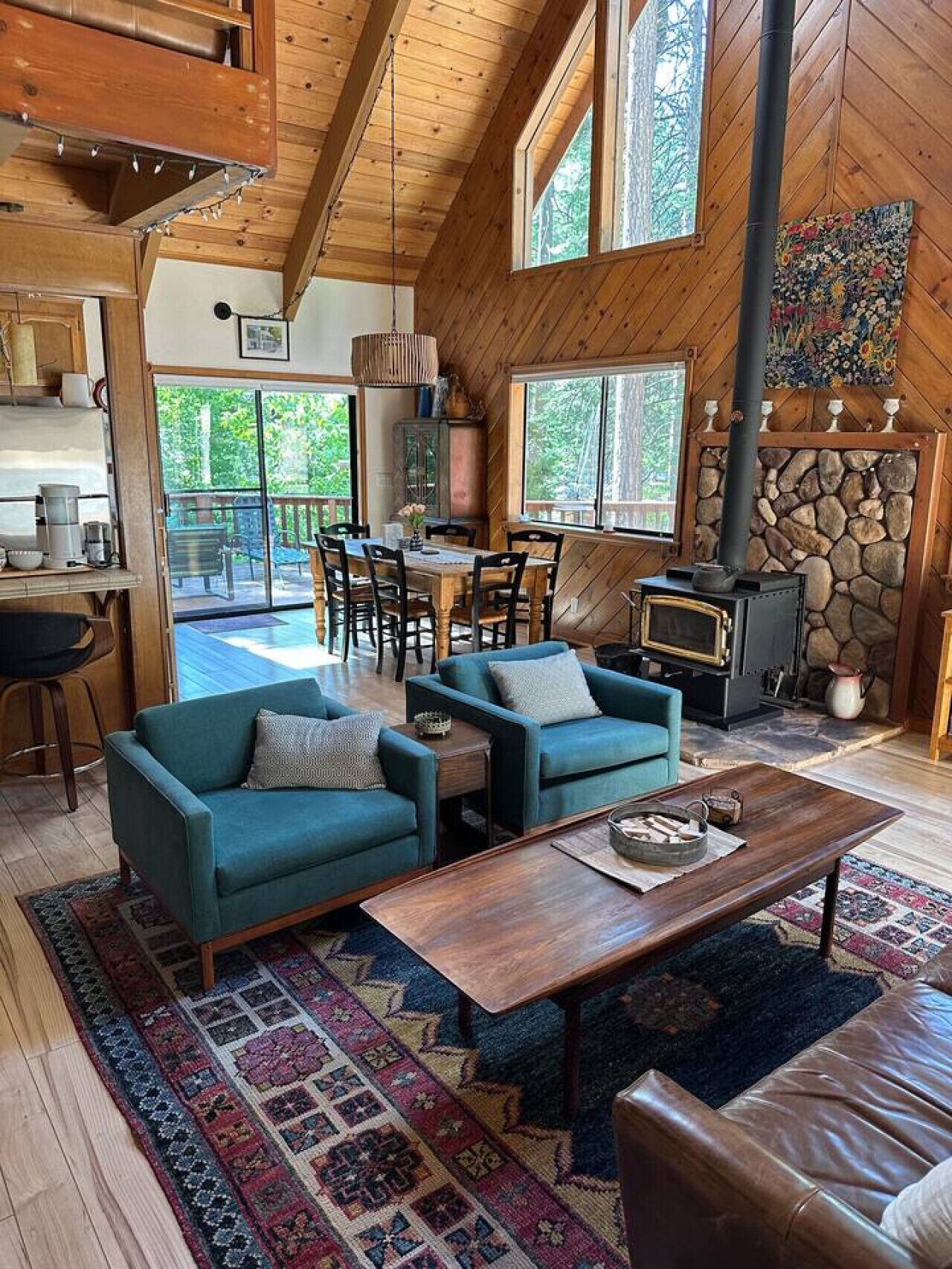 Televisor intel·ligent, llar de foc, futbolí i taula de tennis de taula 