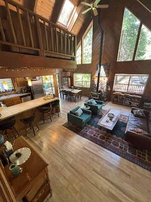 Una Smart TV, una chimenea, un futbolín, una mesa de tenis de mesa