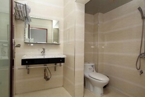 A bathroom with a sink, mirror, toilet, and shower. - Xing'an Hongfu Business Hotel (Xing'an County)