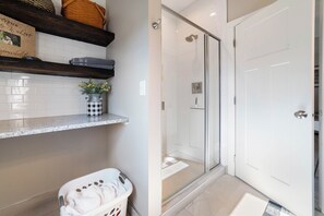 Dusche, Haartrockner, Handtücher, Seife