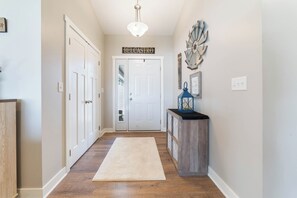 Interior - ISLAND OASIS - Immaculate & Newer 3BR/3BA home + GAME ROOM. Ice Fishing/Skiing++ (Superior)