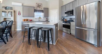 ISLAND OASIS - Immaculate & Newer 3BR/3BA home + GAME ROOM. Ice Fishing/Skiing++