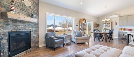 Smart-TV, Kamin, Videospiele, Tischfußball