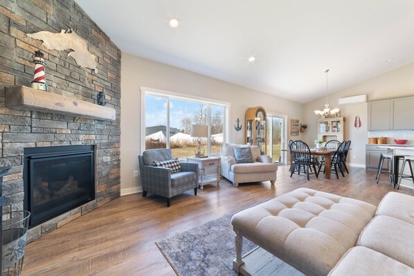 Smart TV, fireplace, video games, foosball - ISLAND OASIS - Immaculate & Newer 3BR/3BA home + GAME ROOM. Ice Fishing/Skiing++ (Superior)