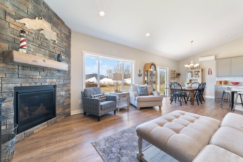 ISLAND OASIS - Immaculate & Newer 3BR/3BA home + GAME ROOM. Ice Fishing/Skiing++
