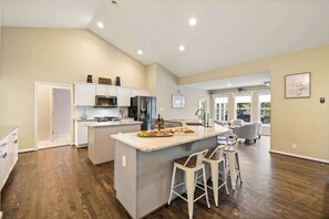 ثلاجة، ميكروويف، فرن، موقد طهي مسطح