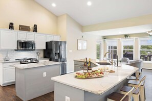 ثلاجة، ميكروويف، فرن، موقد طهي مسطح