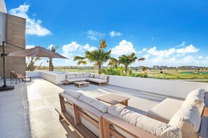 Terrace/patio - Vida Bella: Oceanfront estate w/ private beach, full staff, pool, gym & cinema (Punta Cana)