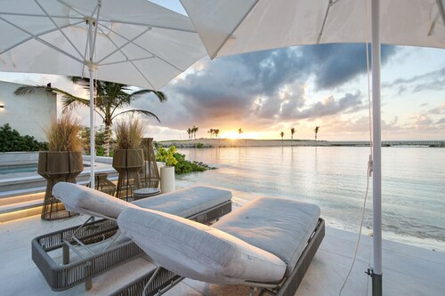 Vida Bella: Oceanfront estate w/ private beach, full staff, pool, gym & cinema