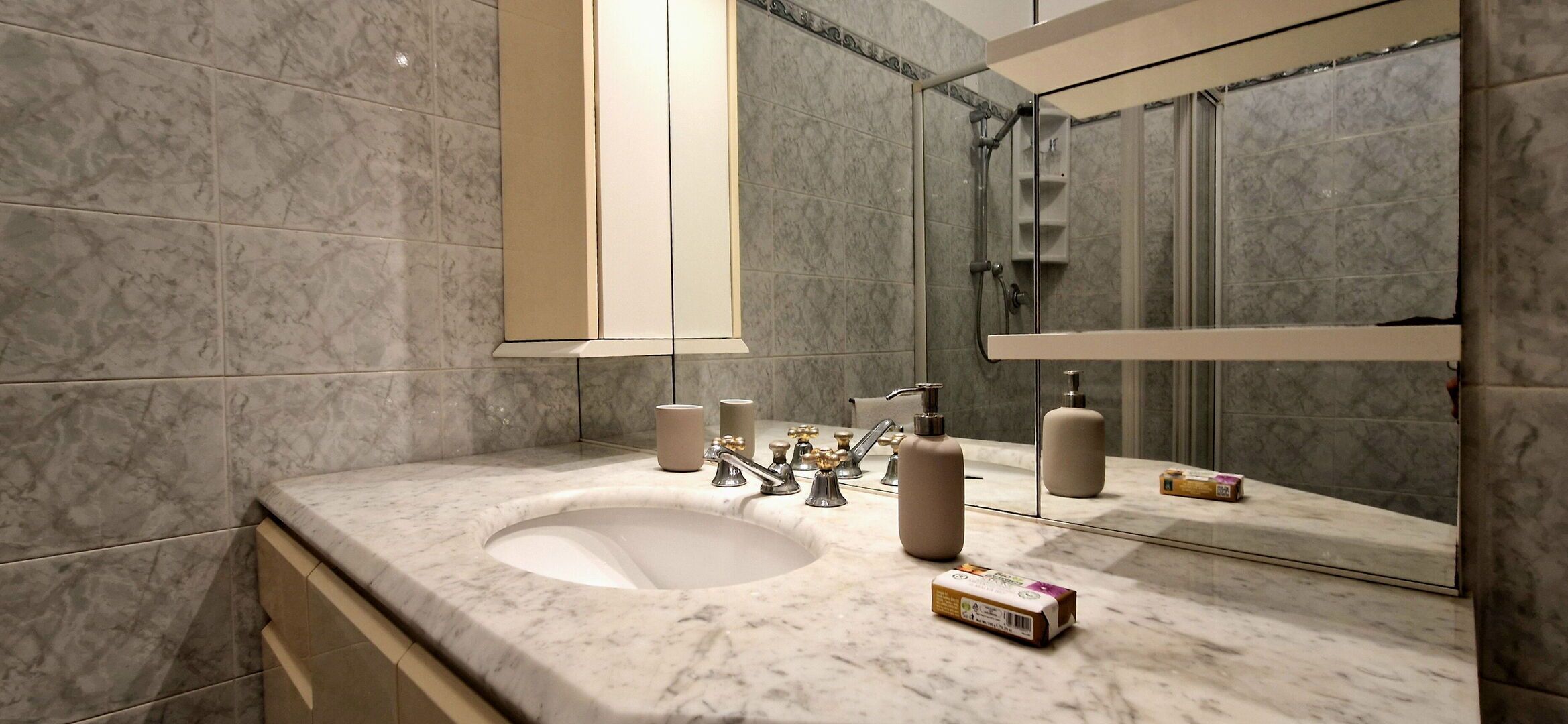 Douche, articles de toilette gratuits, sèche-cheveux, bidet