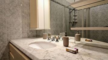 Douche, articles de toilette gratuits, sèche-cheveux, bidet