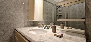 Dusche, kostenlose Toilettenartikel, Haartrockner, Bidet