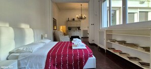 1 habitación, tabla de planchar con plancha y cuna de viaje 