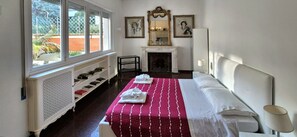 1 habitación, tabla de planchar con plancha y cuna de viaje 