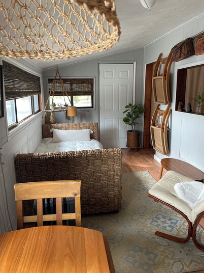 Adorable Newman Lake Tiny cabin & Bunkhouse steps to beach, WiFi, AC, Fireplace