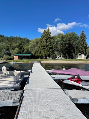 Marina - Adorable Newman Lake Tiny cabin & Bunkhouse steps to beach, WiFi, AC, Fireplace (Newman Lake)