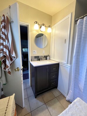 Towels, soap, shampoo, toilet paper - Adorable Newman Lake Tiny cabin & Bunkhouse steps to beach, WiFi, AC, Fireplace (Newman Lake)