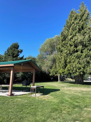 Outdoor dining - Adorable Newman Lake Tiny cabin & Bunkhouse steps to beach, WiFi, AC, Fireplace (Newman Lake)