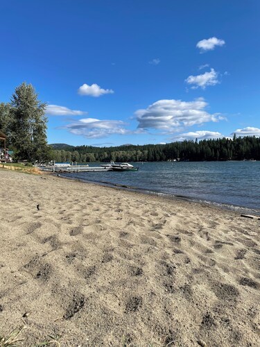 Adorable Newman Lake Tiny cabin & Bunkhouse steps to beach, WiFi, AC, Fireplace