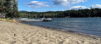 Adorable Newman Lake Tiny cabin & Bunkhouse steps to beach, WiFi, AC, Fireplace