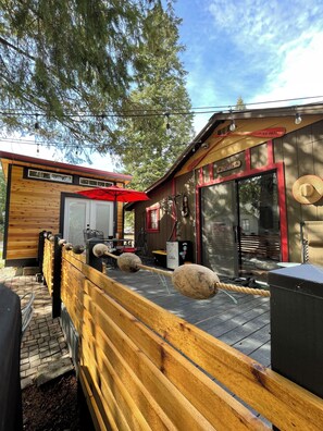 Property grounds - Adorable Newman Lake Tiny cabin & Bunkhouse steps to beach, WiFi, AC, Fireplace (Newman Lake)