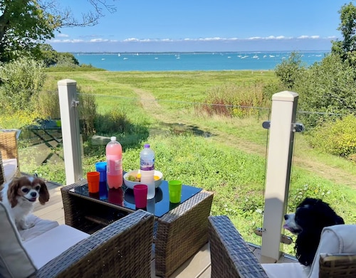 Paws a While! caravan with uninterrupted views of Solent and direct beach access