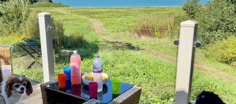 Paws a While! caravan with uninterrupted views of Solent and direct beach access