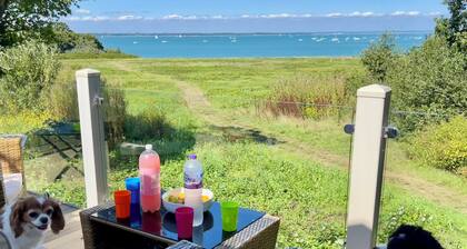 Paws a While! caravan with uninterrupted views of Solent and direct beach access