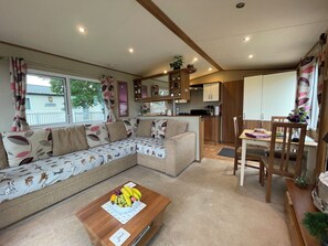 Smart TV, fireplace, DVD player, books - Paws a While! caravan with uninterrupted views of Solent and direct beach access (Great Thorness)