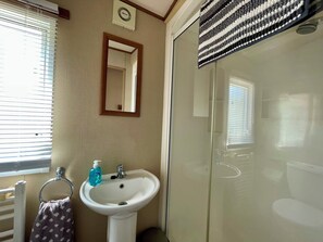 Hair dryer, towels, soap, toilet paper - Paws a While! caravan with uninterrupted views of Solent and direct beach access (Great Thorness)