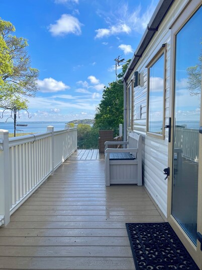 Paws a While! caravan with uninterrupted views of Solent and direct beach access