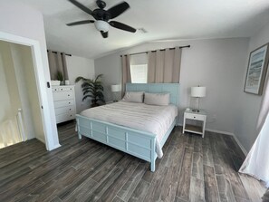 3 室のベッドルーム、デスク、アイロン / アイロン台、旅行用ベビーベッド