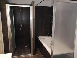 Shower, hair dryer, bidet, towels