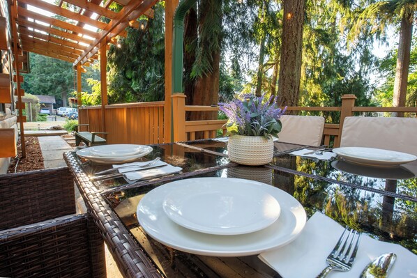 Outdoor dining - Cozy 2-bedroom cabin in charming Clinton with AC, WiFi, Family friendly. (Clinton)