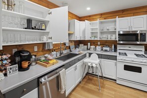 Fridge, microwave, oven, stovetop - Cozy 2-bedroom cabin in charming Clinton with AC, WiFi, Family friendly. (Clinton)