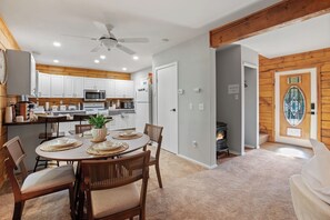 Fridge, microwave, oven, stovetop - Cozy 2-bedroom cabin in charming Clinton with AC, WiFi, Family friendly. (Clinton)