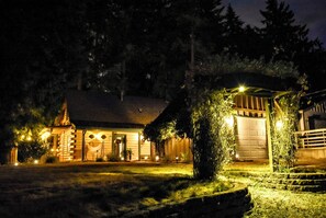 Exterior - Cozy 2-bedroom cabin in charming Clinton with AC, WiFi, Family friendly. (Clinton)