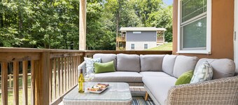 Urban Charmer Near Waterfalls & Wineries w/Fenced Yard- 6 min to Hendersonville