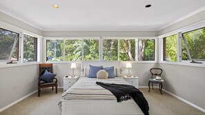 5 slaapkamers, een strijkplank/strijkijzer, internet, beddengoed