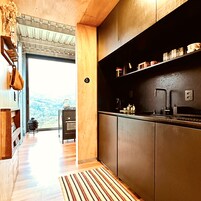 Frigobar, micro-ondas, fogão, cooktop
