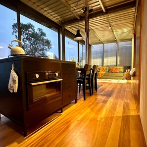 デラックス キャビン マウンテンビュー | 専用簡易キッチン | 小型冷蔵庫、電子レンジ、オーブン、コンロ