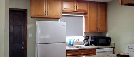 Frigorífico, microondas, horno y placa de cocina