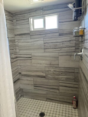 Bruser, hårtørrer, håndklæder, Sæbe