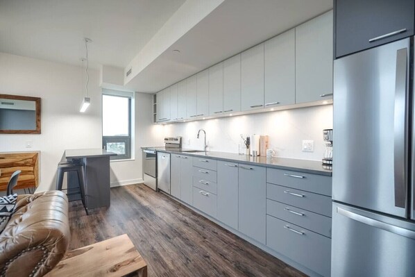 Kühlschrank, Mikrowelle, Ofen, Herdplatte