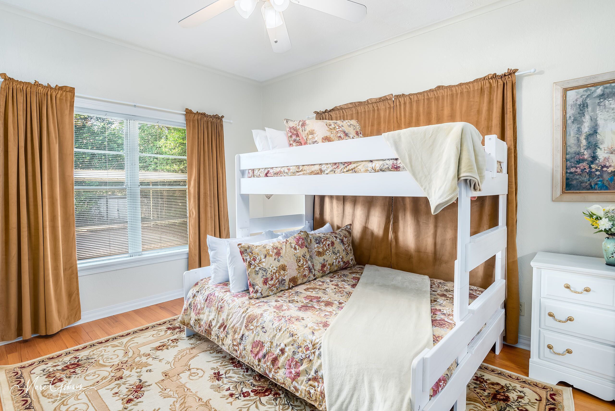 2 slaapkamers, een bureau, een strijkplank/strijkijzer, gratis wifi