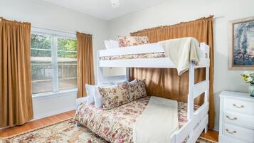 2 Schlafzimmer, Schreibtisch, Bügeleisen/Bügelbrett, kostenloses WLAN