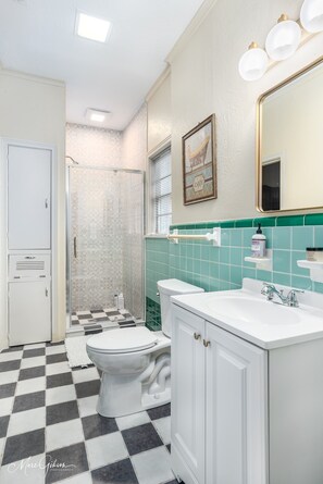 Douche, sèche-cheveux, serviettes fournies, savon