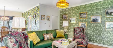 TV connectée, cheminée, livres